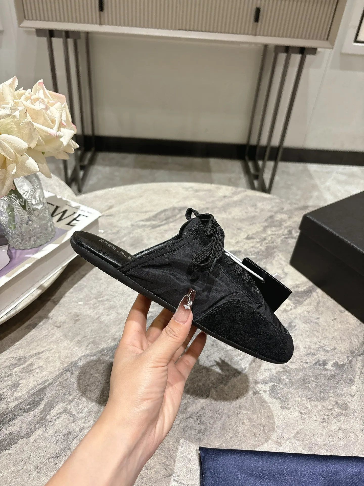 👟👟Ex-factory price 502👟👟 Prada Prada spring and summer show thin-soled moral training shoes for women. The 25ss show style item with the highest export rate. The suede upper has a texture, and the inner sheepskin is wrapped. It is soft and waxy. The insole is thickened with lambskin. It is extremely comfortable to step on, has a sense of support, and feels well wrapped. The shoe shape is full of wrapping, light, easy to wear and practical, a casual shoe, original molded rubber outsole Size: 35-39 (40 41 customized, non-refundable)